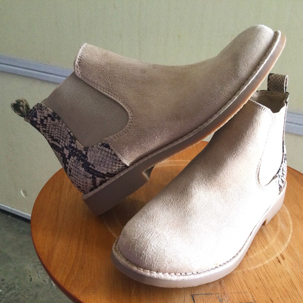 SEVEN DIALS Women’s Marisah Chelsea in Awesome Shape